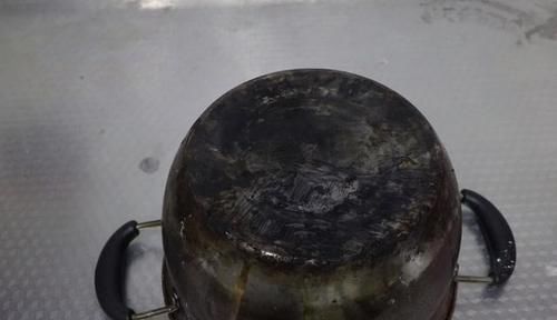 食用盐|锅底黑难清理,教你不用一滴水,轻轻一擦旧锅变新锅,快试试吧