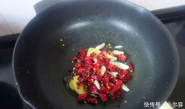 尖辣椒|酸菜鱼极简版做法,去掉鱼皮才不腥,腌15分钟更滑嫩