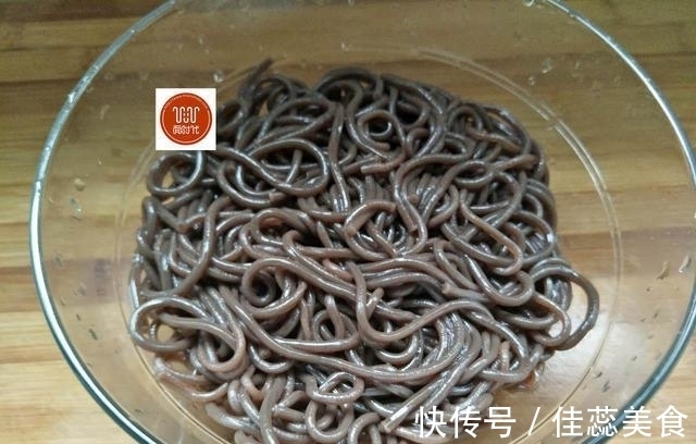 劲道|大人小孩都喜欢的菜，比凉拌黄瓜还要好吃，滑溜溜的好劲道！