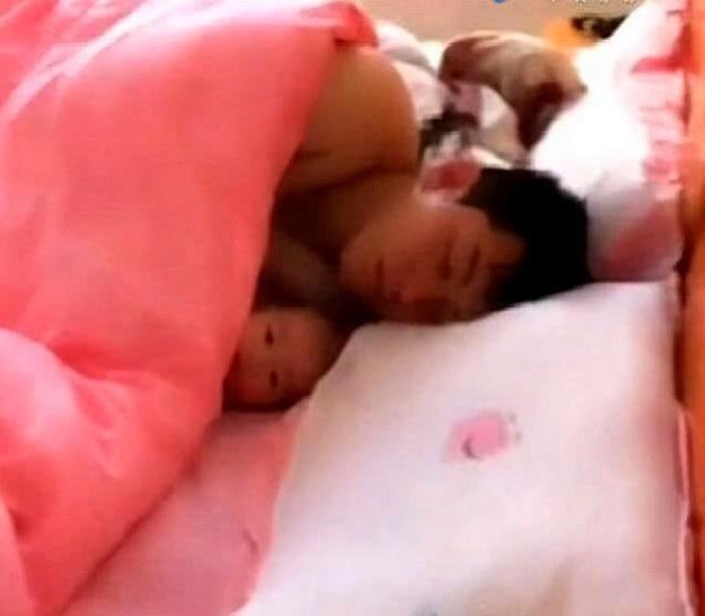 宝宝|妈妈起床后爸爸搂着宝宝睡觉,当妈妈回头看孩子时,眼角湿润