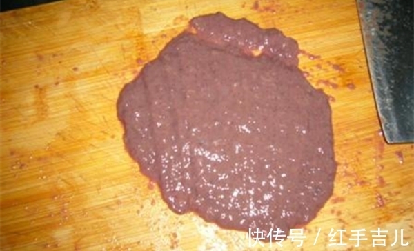 蚯蚓|冬季钓鲫鱼,这些黑坑中被“禁用”的饵料,用来野钓鲫鱼有奇效!