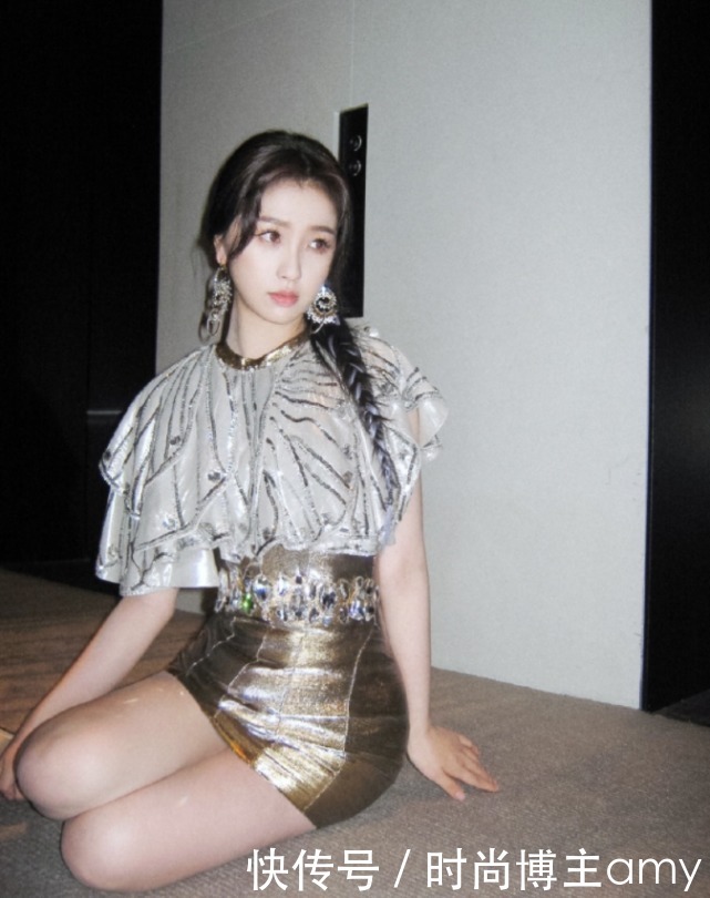 虞书欣也对“流光裙”下手了,当她扭腰那刻,我都心动了
