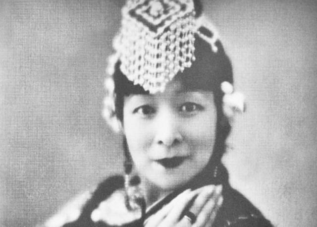 打扮|晚清老照片慈禧的御前宫女,有着精致的打扮,看上去气质非常好