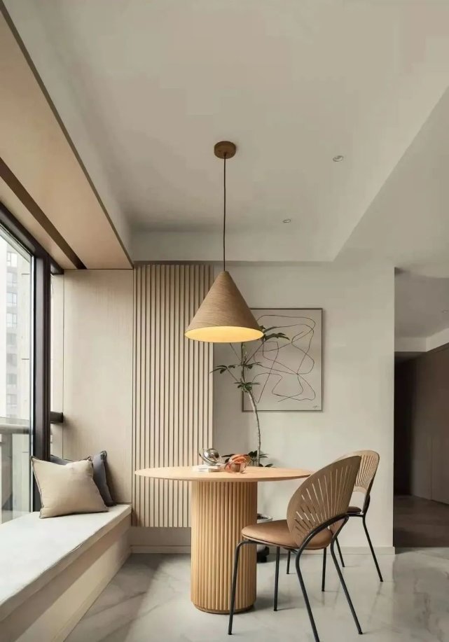 开放式|82㎡现代简约丨入户飘窗变卡座,开放式餐厨厅布局绝了