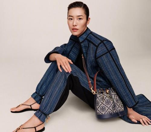 刘雯“全身都是戏”，为了显潮范穿满印外套不够，连卫衣都要拼色