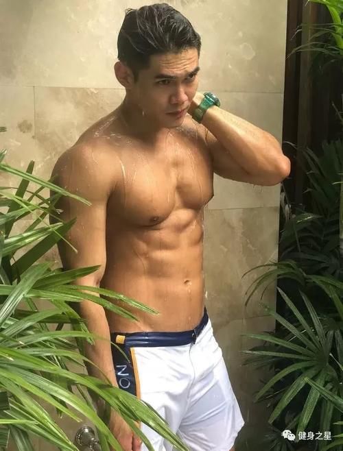 慕不慕|185cm肌肉教练“浴室照”爆火,倒三角身材公狗腰也太撩了吧……