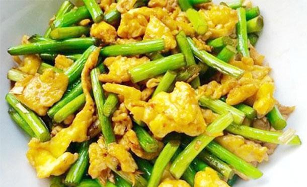 蒜台炒鸡蛋|低温天气孩子怕冷发育慢,吃的长高菜,补钙长高,强身开胃下饭