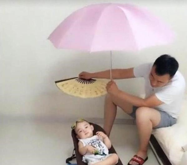 哄娃|爸爸在家带孩子，为了不让孩子哭想了个妙招，妈妈回来看到笑喷了