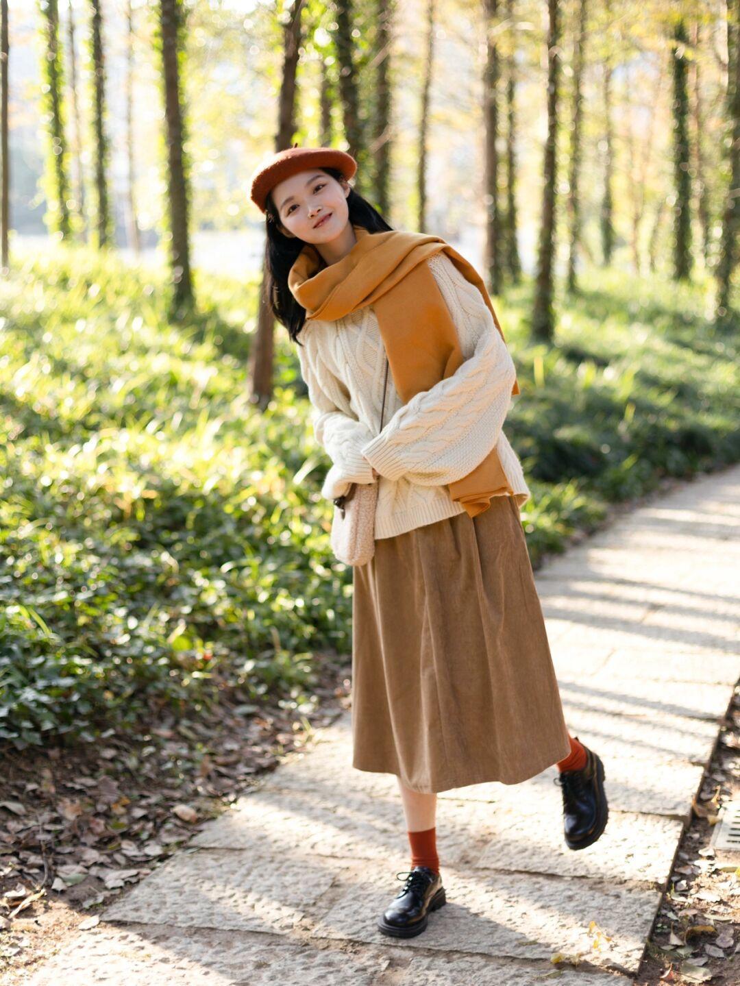 穿搭|冬天想要穿出甜美可爱风,少不了一件米白色毛衣的搭配,搭配卡其色半身裙,更加温柔!