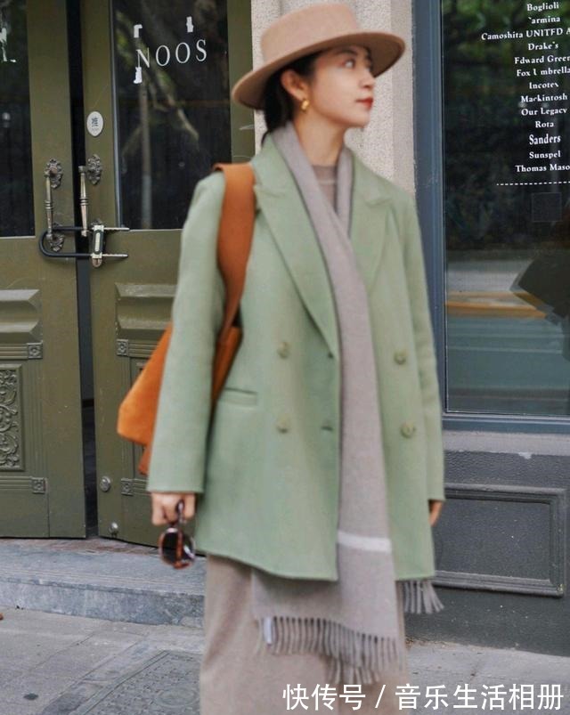 浅灰色 时尚博主的高级穿搭来了,淡绿色西装配浅灰色半身裙,简约又时尚!