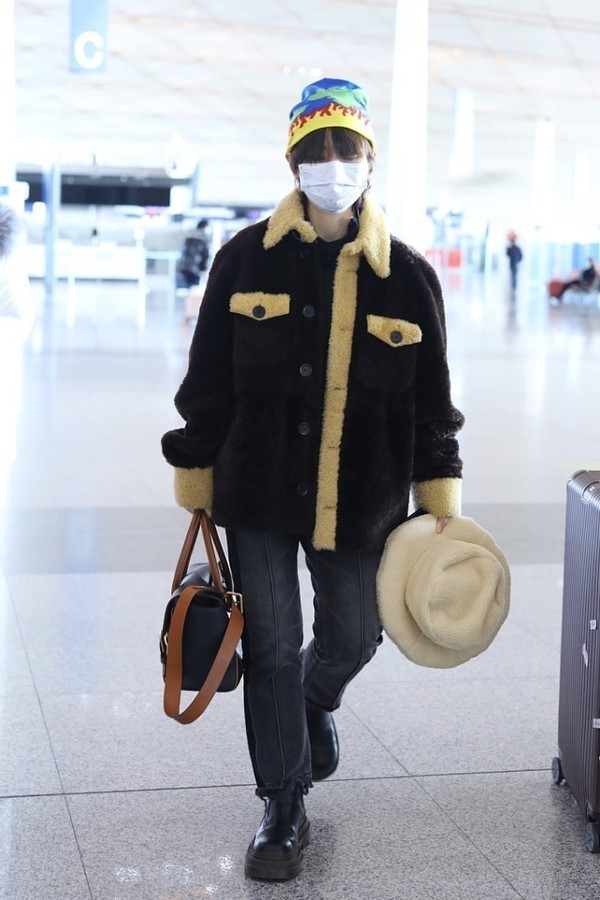 周笔畅真挺皮的, 戴着花帽子出门, 感觉很有儿童感, 真挺嫩的