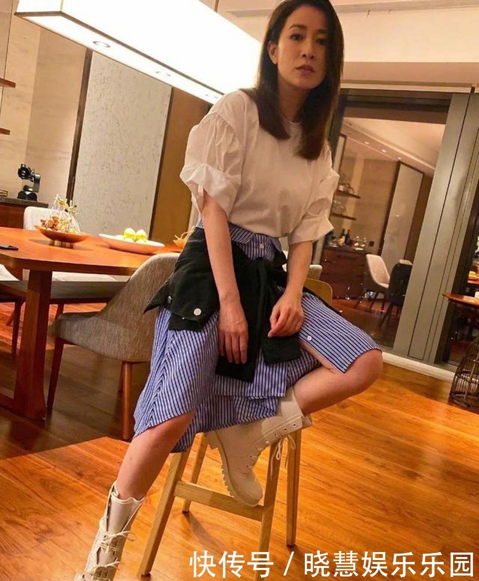 美女|路人街拍,美女上身选择了白色上衣,十分有魅力