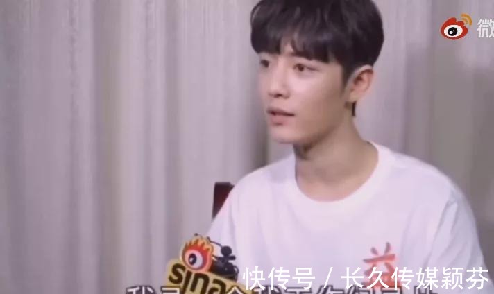 肖战|肖战话剧纪录片曝光,无实物表演吃东西被辣到,素颜出镜无包袱