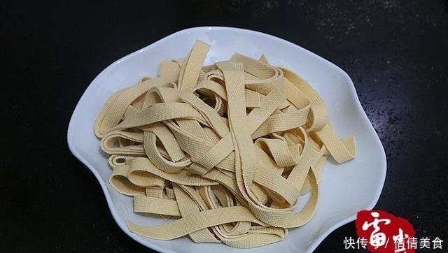 好吃|干豆腐别再凉拌了,按张亮的做法,上桌就被清盘,真好吃