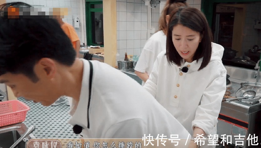 张智霖在厨房摔了一跤，袁咏仪紧张坏了，陈小春在一旁看热闹！