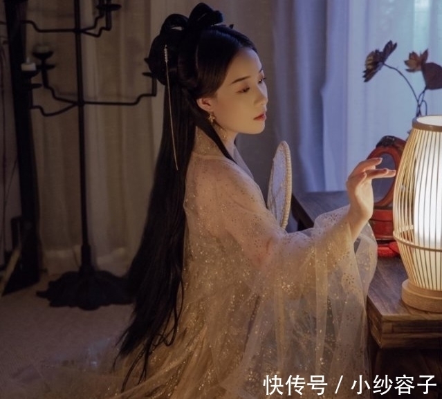 晓风@一袭芬芳浮翠鬓,晓风轻扣闺窗,柔情女子亦疏狂,杯举唤朝阳