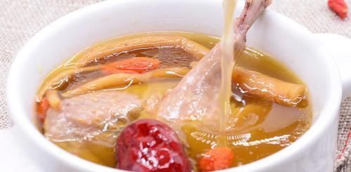 枸杞|秋分后，用它炖汤给家人喝，比鸡汤营养9倍，滋补身体，老少皆宜