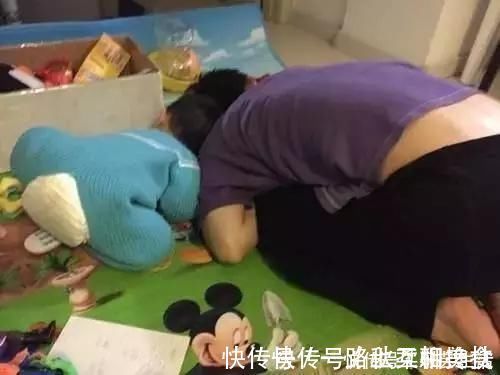 孩子|爸爸陪娃睡觉,醒后发现娃不见了,吓坏了赶紧找,结果自己都乐了