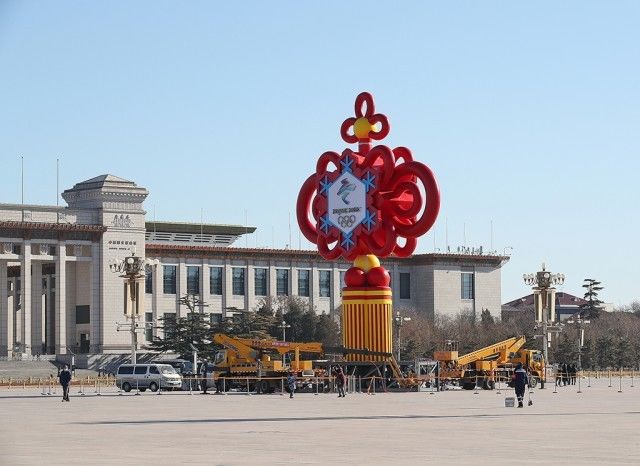 王新摄|喜迎春节和冬奥 巨型中国结亮相北京天安门广场