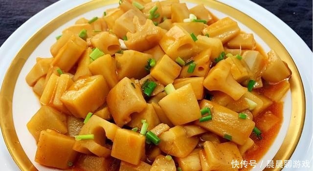 莲藕焯水之后炒一炒,酸甜美味,清脆爽口,是道不错的下饭菜