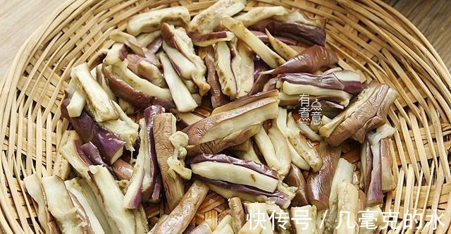 蒜香茄子|入秋后，这食材正当季，蒸熟拌一拌，口感软嫩味道鲜，好吃到光盘！