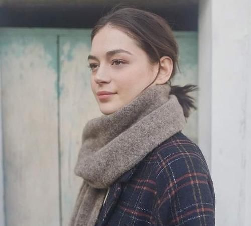 波纹|放弃你的“黑长直”吧,今年流行这3款“发型”,显嫩又能显脸小