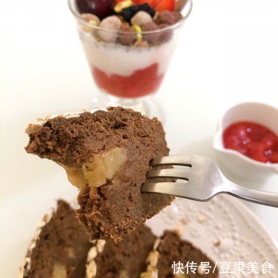 寒冷与温暖之间只差一碗可可燕麦香蕉夹心蛋糕