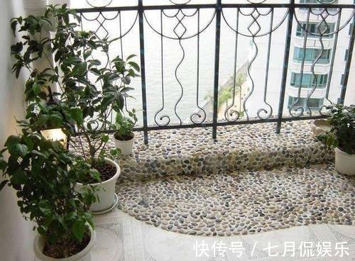 地板|阳台铺瓷砖早已不吃香了，这4种地面装修不要太惊艳！