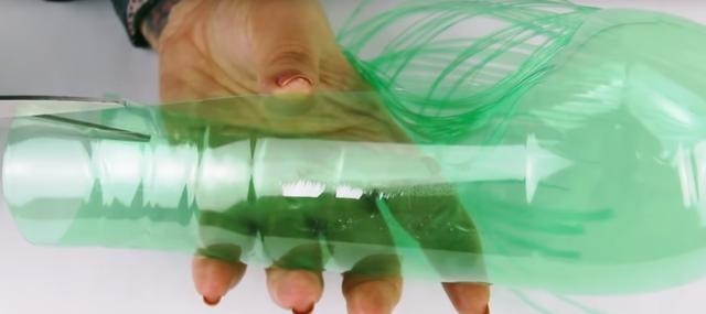 我家扫帚独一无二,忒好用!邻居见后都夸:塑料瓶做的还挺好看