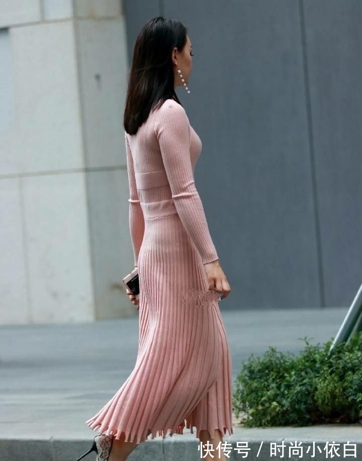 姐姐|姐姐才是“叠层”高手,粉色长裙简约低调,美得自然