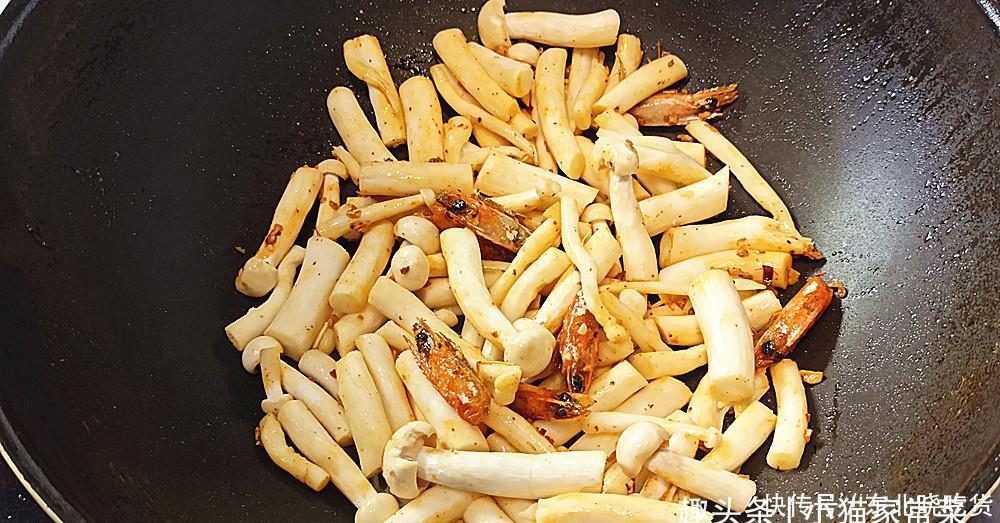 孩子|海鲜菇和豆腐一起做来吃，10分钟上桌，汤鲜味好，给孩子吃不错