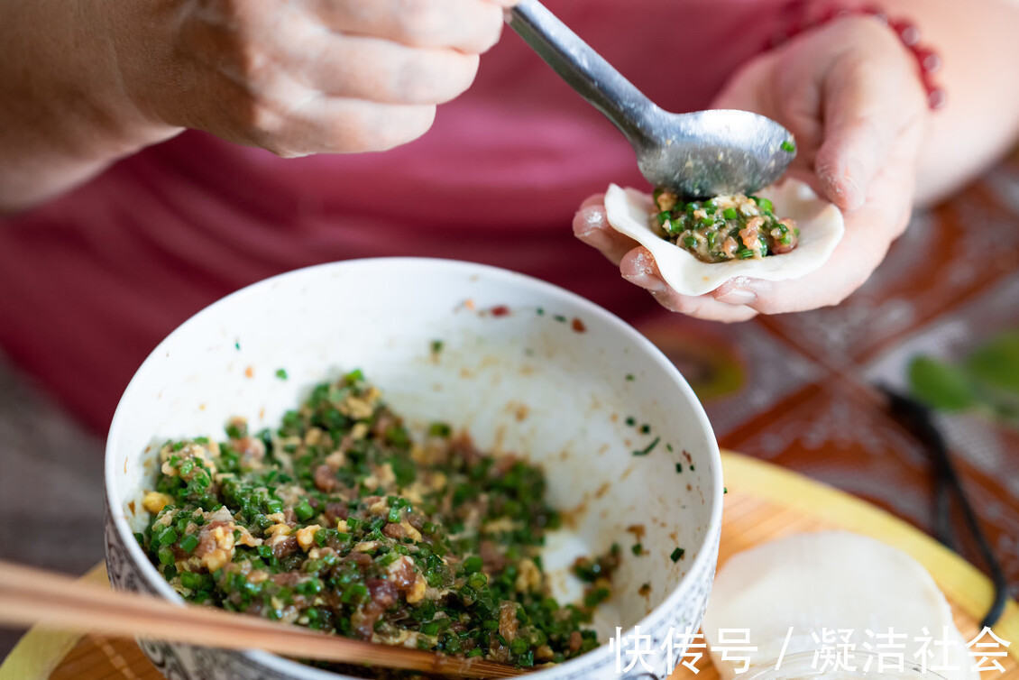窍门|韭菜饺子好吃有窍门，试试多做1步，韭菜更鲜香，翠绿不出水