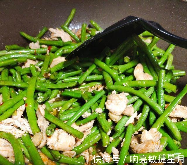美食天下|豆角烧肉片,家常味道,可口下饭!