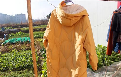 水洗过的羽绒服羽绒总是成坨？学会一招，5分钟羽绒蓬松起来