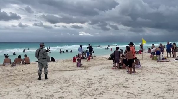 坎昆市|5名枪手坐摩托艇冲上墨西哥海滩：连开20枪 游客惊慌逃跑
