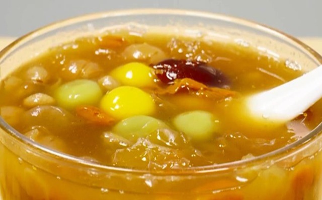 入秋后，这汤女人要多喝，特养颜，越喝越漂亮，比吃燕窝还营养