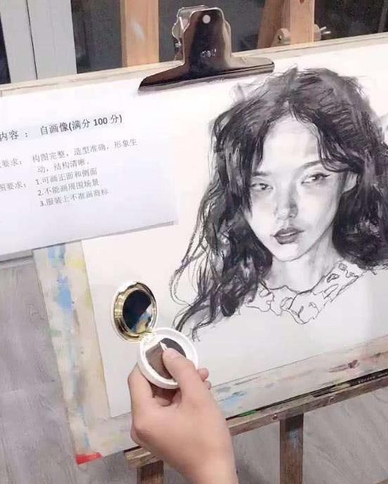  惟妙惟肖|美术生“自画像”走红，老师看完笑出眼泪，网友调侃：是认真的吗