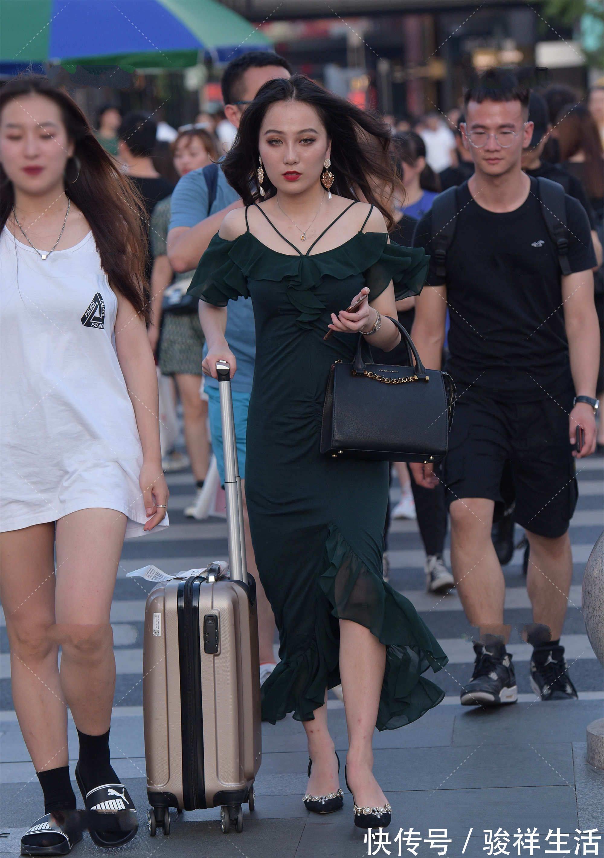 裙子|想要穿出气质风,选择深色连衣裙,气质搭配小技巧分享给你