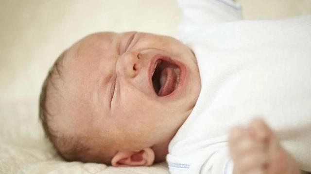 宝宝|宝宝哭闹不止,妈妈掀开衣服后瞬间爆炸:原来是奶奶做了“手脚”