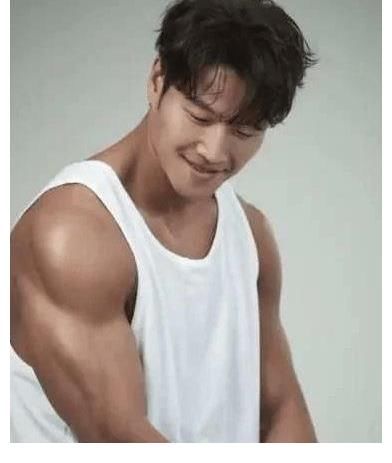 加拿大网红质疑金钟国靠药物练肌肉，粉丝不相信，反说网红蹭热度