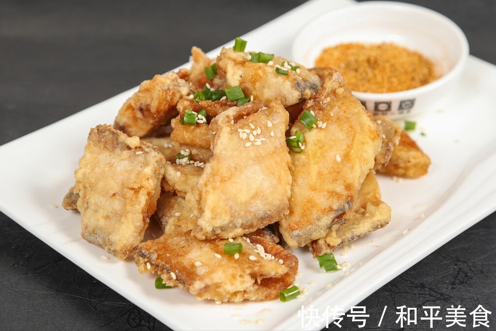 炸带鱼|炸带鱼用面粉还是淀粉酒店大厨教你一招,带鱼外焦里嫩还不腥