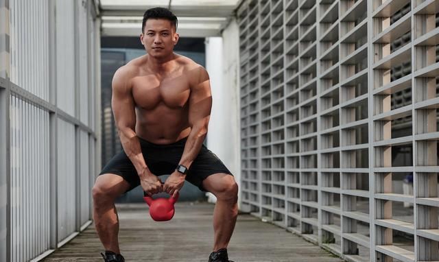 肌肉|坚持深蹲有哪些好处？减肥多做深蹲，让你瘦得更快更有型