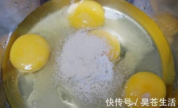 面粉别再蒸馒头了，不用一滴水，不用烤箱，在家做松软早餐面包