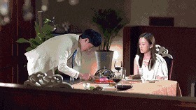 |搞笑GIF:隔壁老王家的女儿,从小就输在了起跑线上