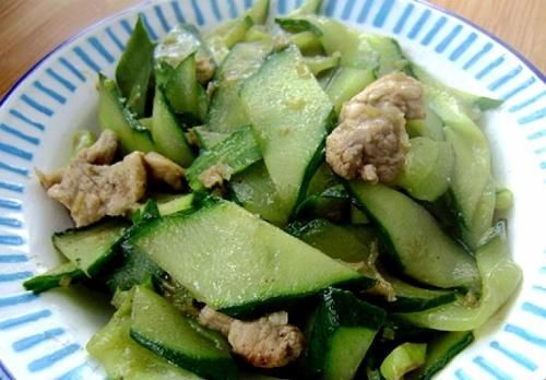 每次做都是超大盘子的抢手菜，香辣开胃特解馋，上桌很快就光盘！