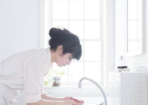 洗脸的4个“坏行为”要避免,教你正确洗脸方式,皮肤干净又水润