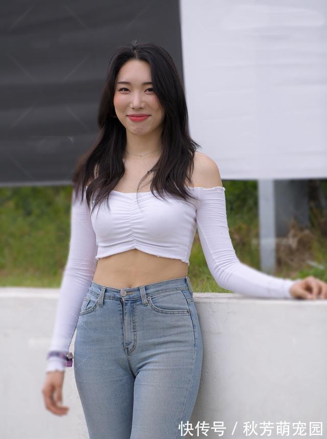 下半身 美女脚上搭配一双一字带的高跟鞋,让她显得格外的有魅力