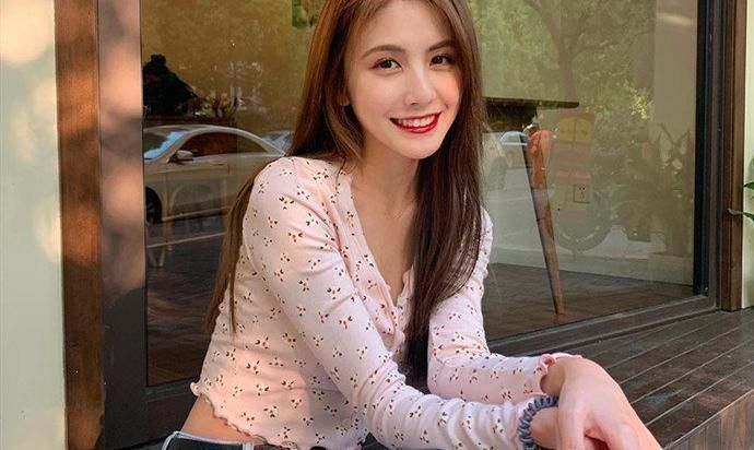 甜仇真名叫仇琳琳,出生于1997年,此前是一位淘宝衣模,之后离婚淘宝后