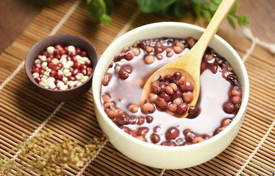 生活方式|易水肿体质是因为湿气重?生活方式与环境都有可能