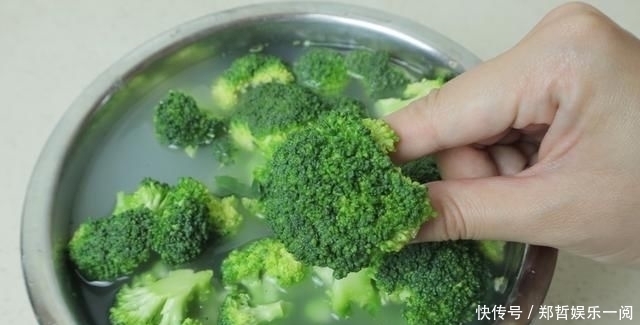 淘米水|清水洗西兰花,还不如不洗,往水里倒一点它,脏东西自己跑出来